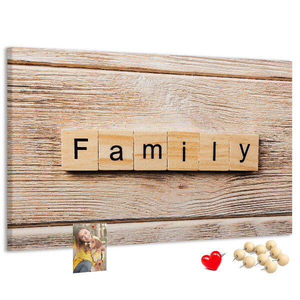 Tablero de corcho decorativo con fondo de madera y diseño familiar