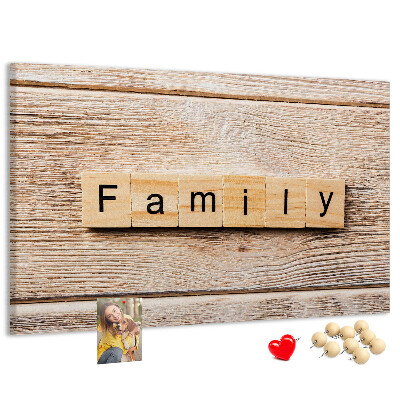 Tablero de corcho decorativo con fondo de madera y diseño familiar