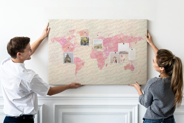 Tablero de corcho decorado mapa del mundo en tonos pastel al estilo acuarela
