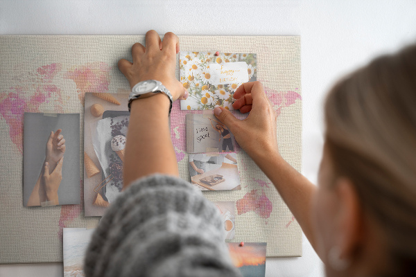 Tablero de corcho decorado mapa del mundo en tonos pastel al estilo acuarela