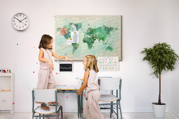 Tablero de anuncios mapa del mundo en acuarela verde