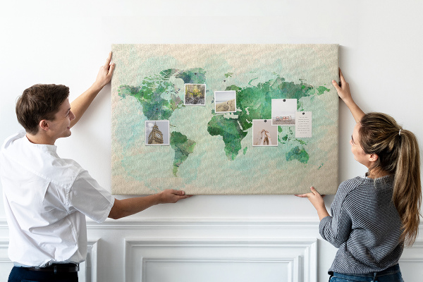Tablero de anuncios mapa del mundo en acuarela verde
