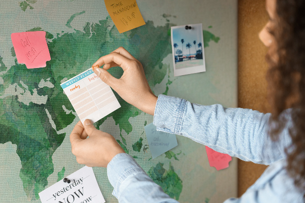 Tablero de anuncios mapa del mundo en acuarela verde