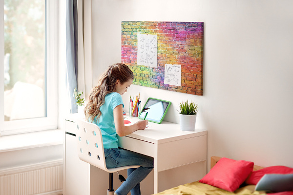 Tablero de corcho decorativo con diseño de muro de ladrillos coloridos en arcoíris