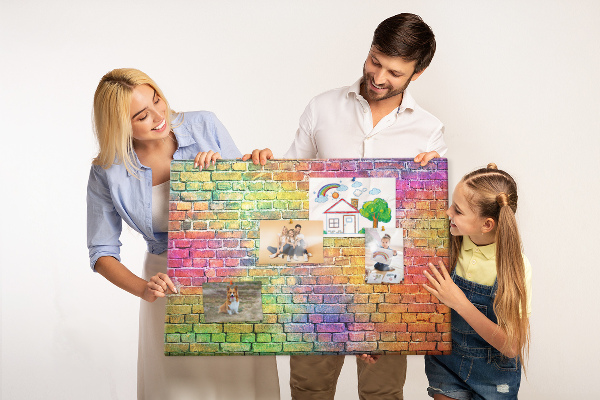 Tablero de corcho decorativo con diseño de muro de ladrillos coloridos en arcoíris