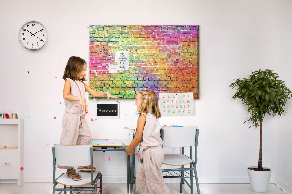 Tablero de corcho decorativo con diseño de muro de ladrillos coloridos en arcoíris