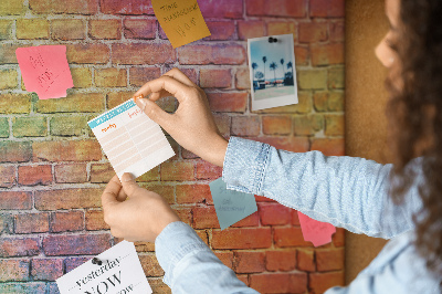 Tablero de corcho decorativo con diseño de muro de ladrillos coloridos en arcoíris