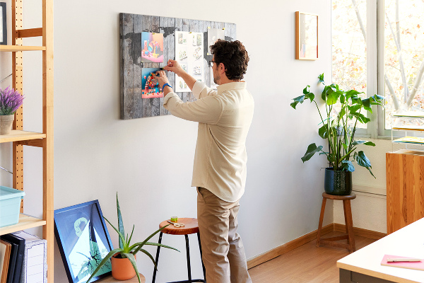 Pizarra de corcho mapamundi sobre un fondo de tablas de madera