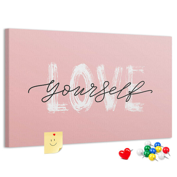 Tablero de corcho decorado Amor propio sobre un fondo rosa