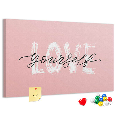 Tablero de corcho decorado Amor propio sobre un fondo rosa