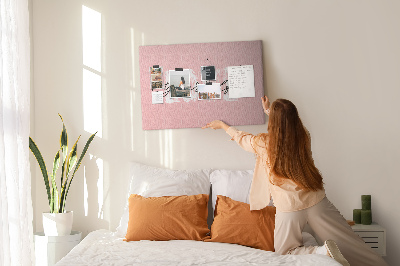 Tablero de corcho decorado Amor propio sobre un fondo rosa