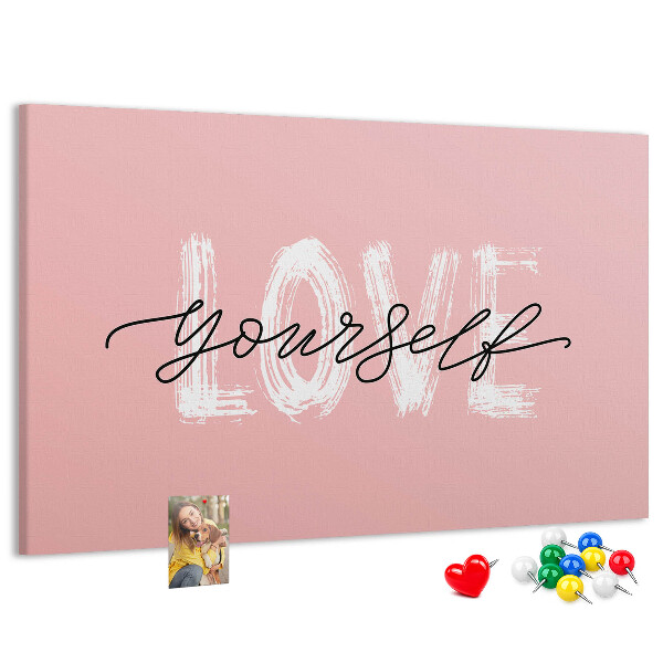 Tablero de corcho decorado Amor propio sobre un fondo rosa