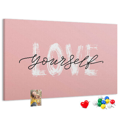 Tablero de corcho decorado Amor propio sobre un fondo rosa