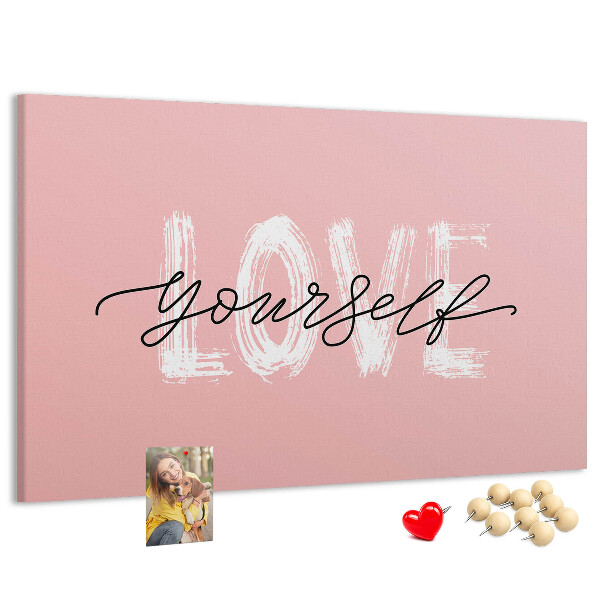 Tablero de corcho decorado Amor propio sobre un fondo rosa