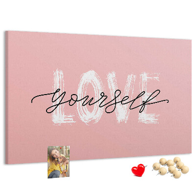 Tablero de corcho decorado Amor propio sobre un fondo rosa