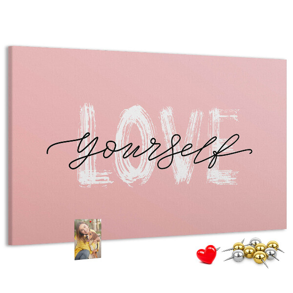 Tablero de corcho decorado Amor propio sobre un fondo rosa