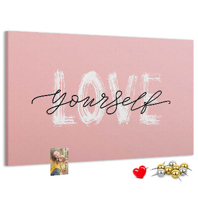 Tablero de corcho decorado Amor propio sobre un fondo rosa