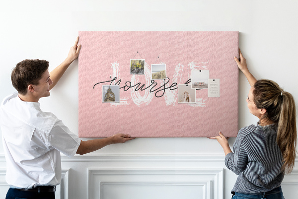 Tablero de corcho decorado Amor propio sobre un fondo rosa