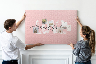 Tablero de corcho decorado Amor propio sobre un fondo rosa
