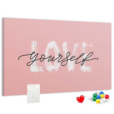 Tablero de corcho decorado Amor propio sobre un fondo rosa