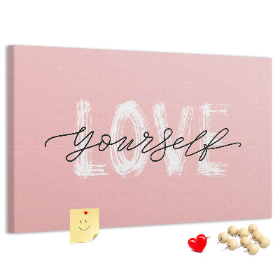 Tablero de corcho decorado Amor propio sobre un fondo rosa