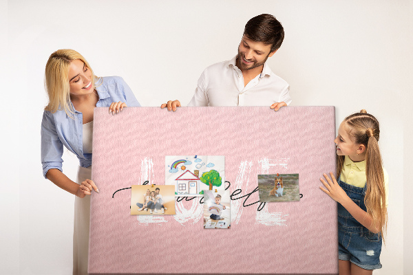Tablero de corcho decorado Amor propio sobre un fondo rosa