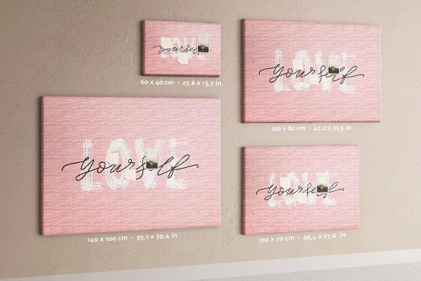 Tablero de corcho decorado Amor propio sobre un fondo rosa