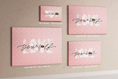 Tablero de corcho decorado Amor propio sobre un fondo rosa