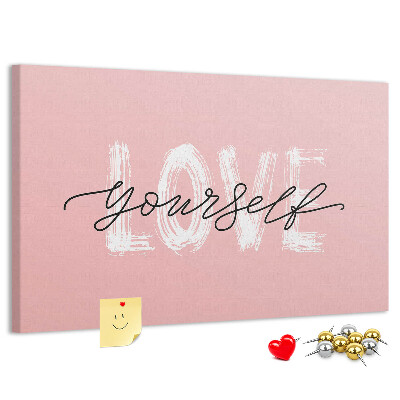 Tablero de corcho decorado Amor propio sobre un fondo rosa