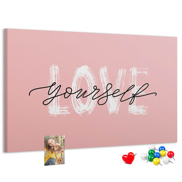 Tablero de corcho decorado Amor propio sobre un fondo rosa