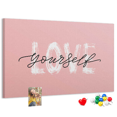 Tablero de corcho decorado Amor propio sobre un fondo rosa