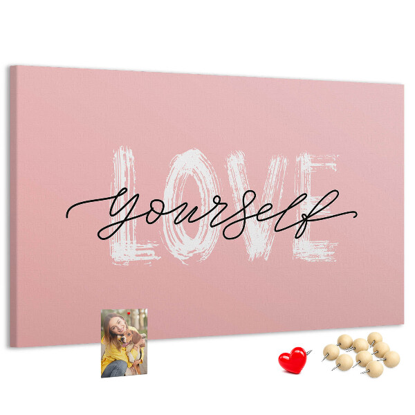 Tablero de corcho decorado Amor propio sobre un fondo rosa
