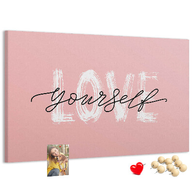 Tablero de corcho decorado Amor propio sobre un fondo rosa