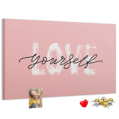 Tablero de corcho decorado Amor propio sobre un fondo rosa
