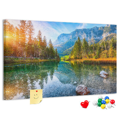 Tablero de anuncios Un pintoresco paisaje montañoso con un lago.