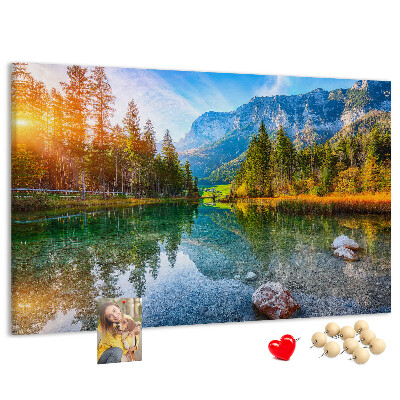 Tablero de anuncios con un pintoresco paisaje montañoso y un lago