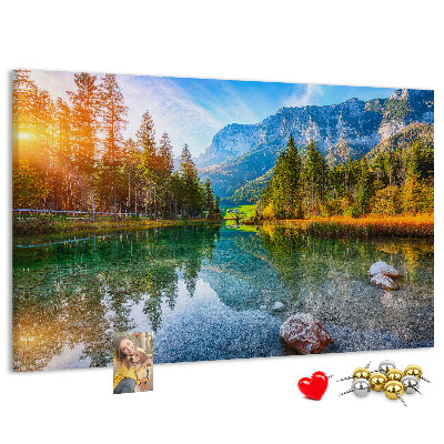 Tablero de anuncios con un pintoresco paisaje montañoso y un lago