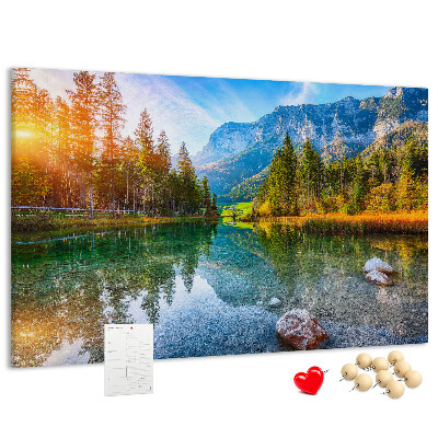 Tablero de anuncios con un pintoresco paisaje montañoso y un lago