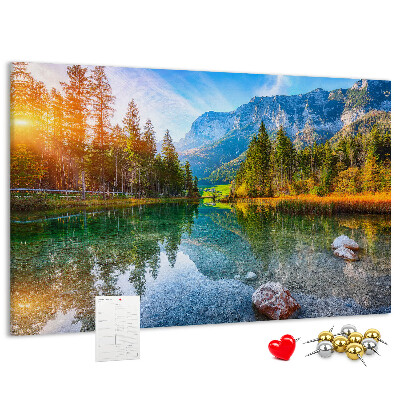 Tablero de anuncios con un pintoresco paisaje montañoso y un lago
