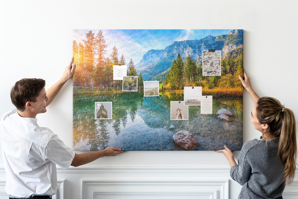 Tablero de anuncios con un pintoresco paisaje montañoso y un lago