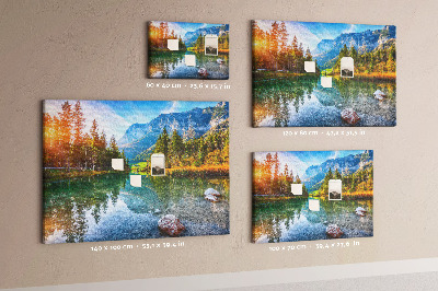 Tablero de anuncios con un pintoresco paisaje montañoso y un lago