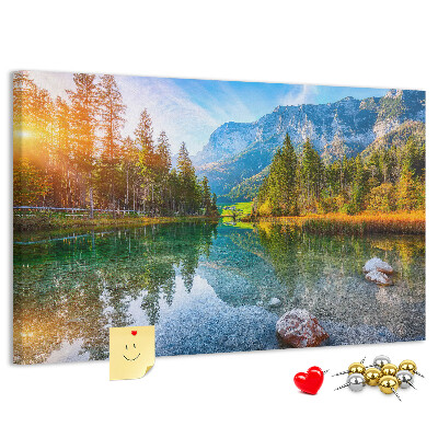 Tablero de anuncios con un pintoresco paisaje montañoso y un lago