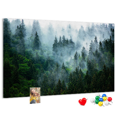 Pizarra de corcho con diseño de paisaje de bosque brumoso con pinos