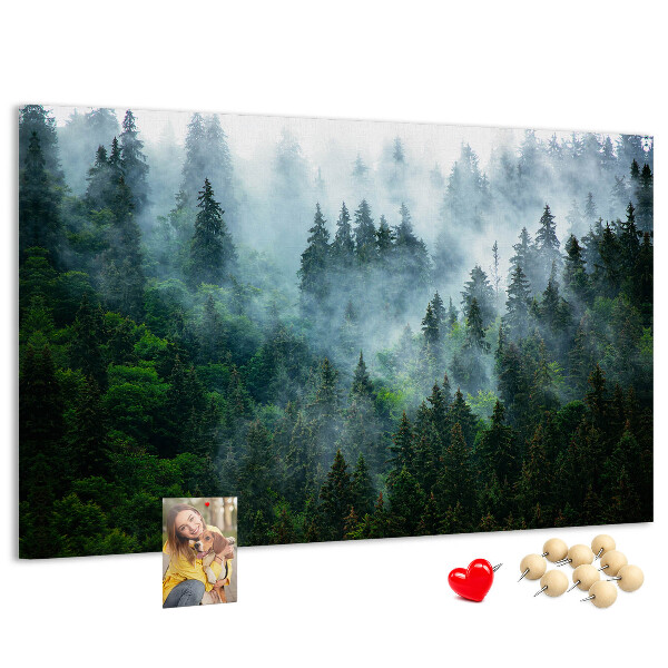 Pizarra de corcho con diseño de paisaje de bosque brumoso con pinos