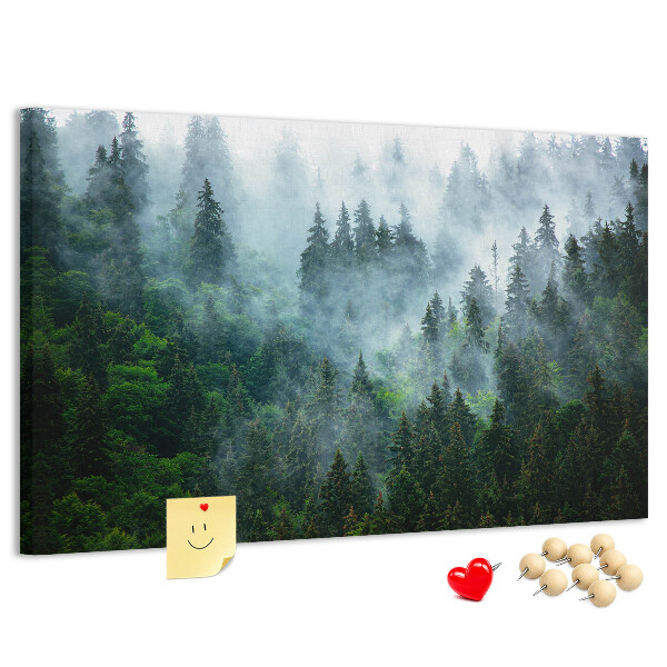 Pizarra de corcho con diseño de paisaje de bosque brumoso con pinos