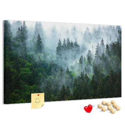 Pizarra de corcho con diseño de paisaje de bosque brumoso con pinos
