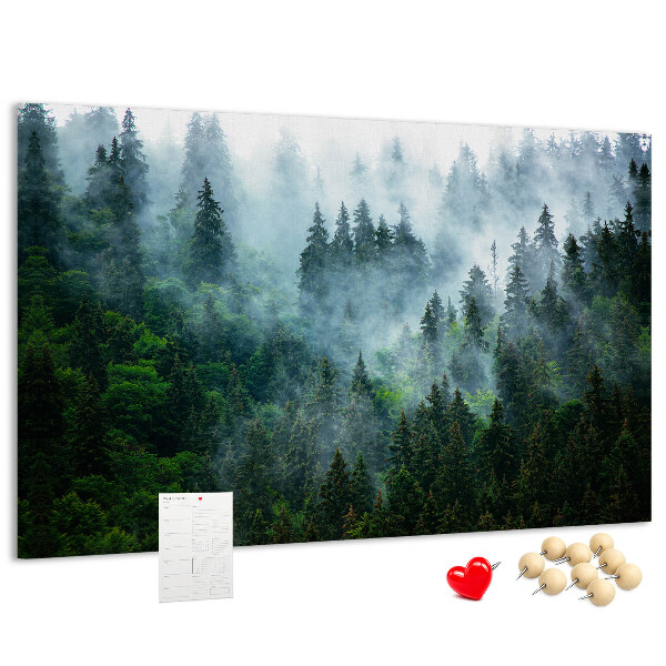 Pizarra de corcho con diseño de paisaje de bosque brumoso con pinos