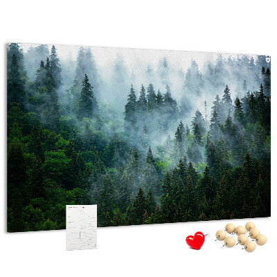 Pizarra de corcho con diseño de paisaje de bosque brumoso con pinos