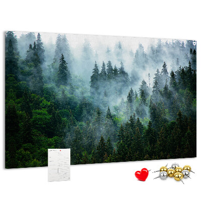 Pizarra de corcho con diseño de paisaje de bosque brumoso con pinos