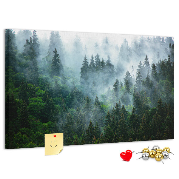 Pizarra de corcho con diseño de paisaje de bosque brumoso con pinos